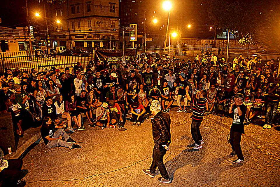 Roda Cultural no Méier com jovens na praça do bairro