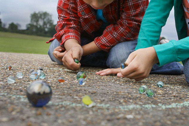 Jogando bolinha de gude na rua