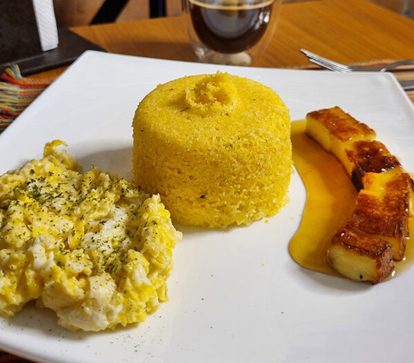 Café da Manhã com cuscuz, ovo e queijo coalho