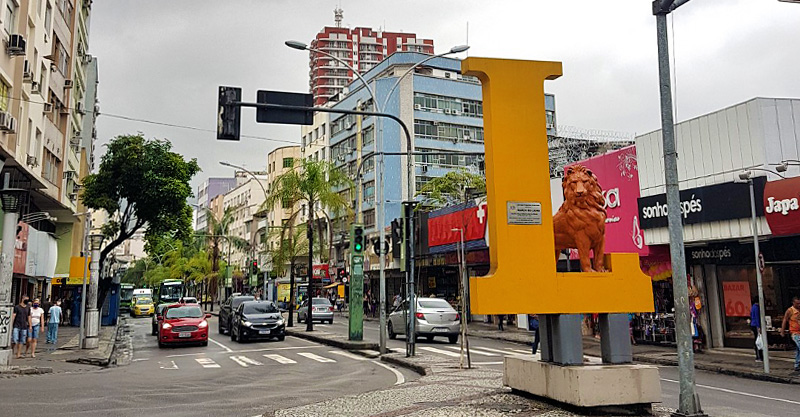 Rua Dias da Cruz e o Leão do Méier