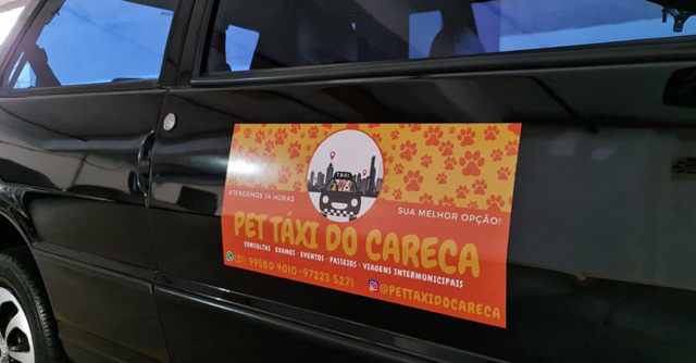 carro com adesivo de pet taxi