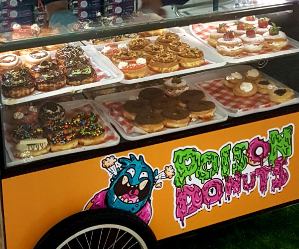 Carrocinha da Poison Donuts no Shopping do Méier