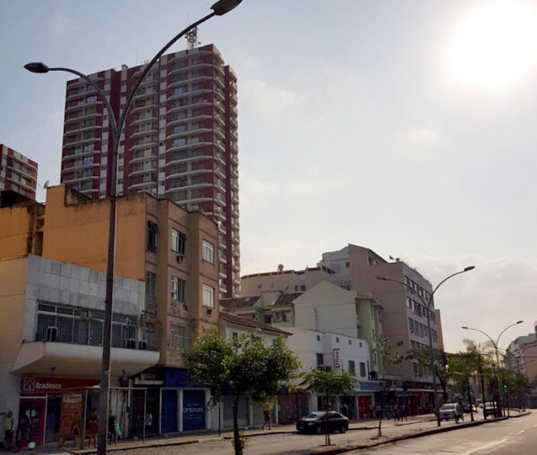 Espigão na rua Dias da Cruz