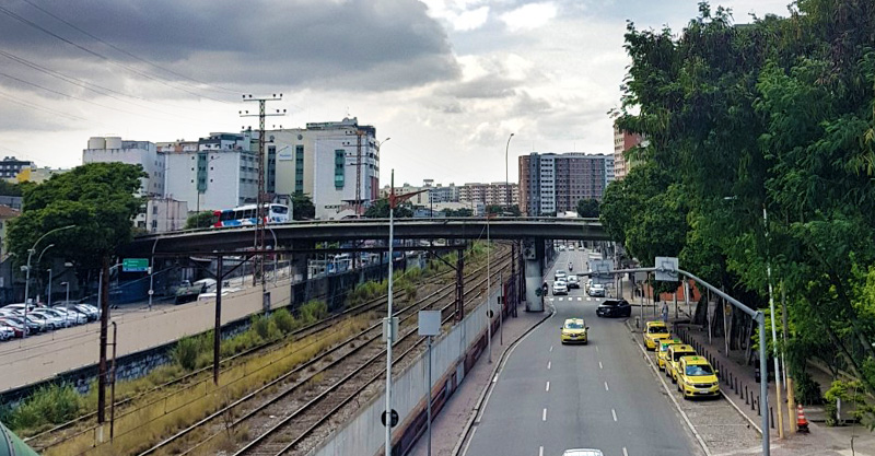 Subúrbio do Rio de Janeiro cortado pela linha do trem