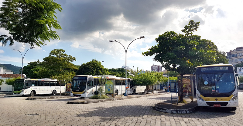 ônibus no terminal Américo Ayres no Méier