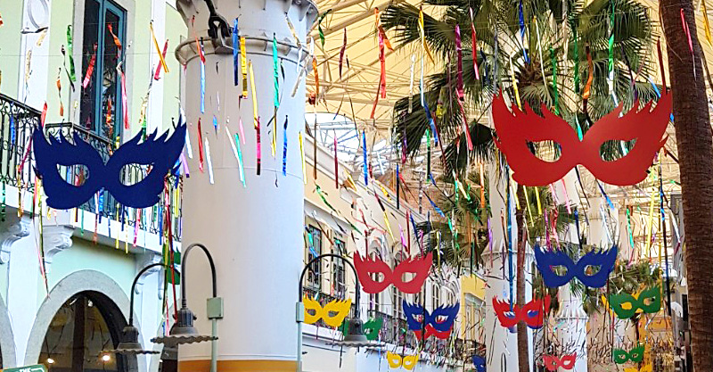 Rua do Rio no Shopping Nova América decorada com tema de Carnaval