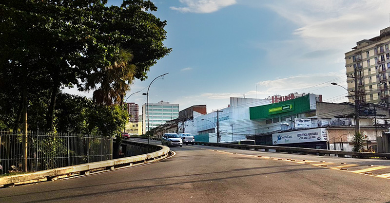 Acesso ao viaduto Castro Alves, localizado no bairro do Méier, no Rio de Janeiro.