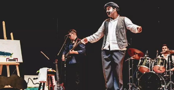 artistas no palco durante apresentação do musical sobre Belchior