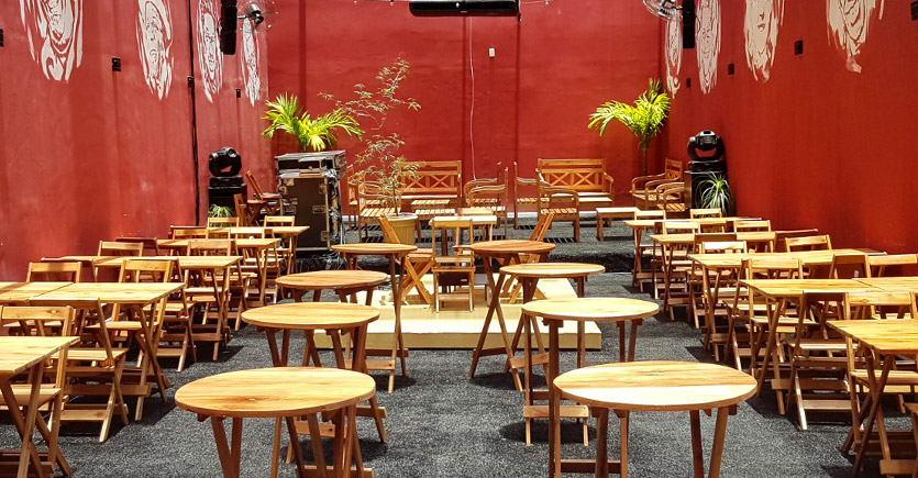 Amplo salão de bar onde acontece música ao vivo com roda de samba, no Grande Méier, Zona Norte do Rio de Janeiro