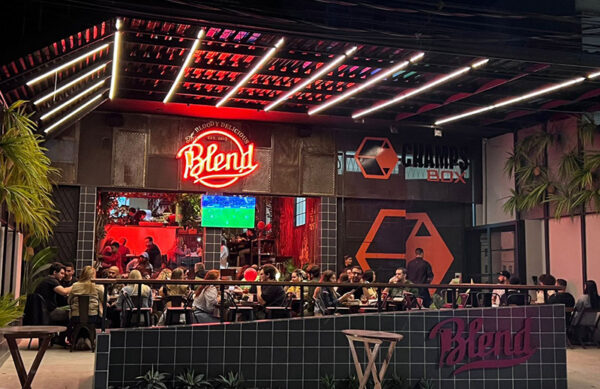 Fachada do Blend Steak Bar no Grande Méier que apresenta música ao vivo