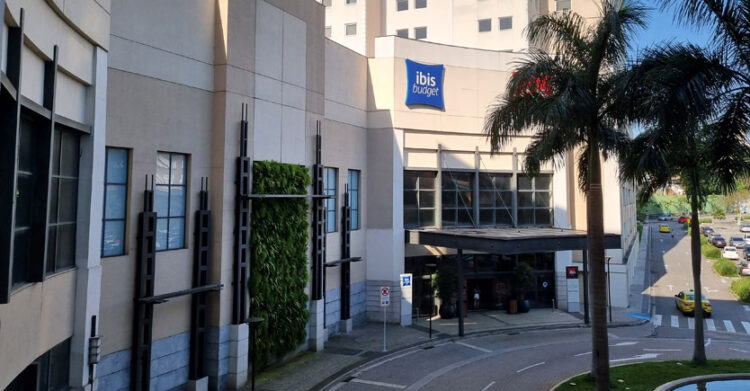 Hotel Ibis Nova América, localizado na região do Grande Méier, no bairro de Del Castilho, Zona Norte do Rio de Janeiro