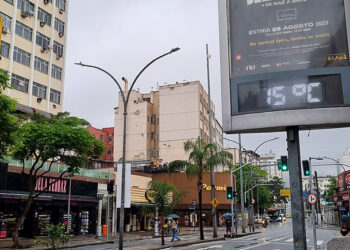 Termomêtro de rua mostrando a temperatura de 15 graus, na rua Dias da Cruz, no bairro do Méier, Zona Norte do Rio de Janeiro