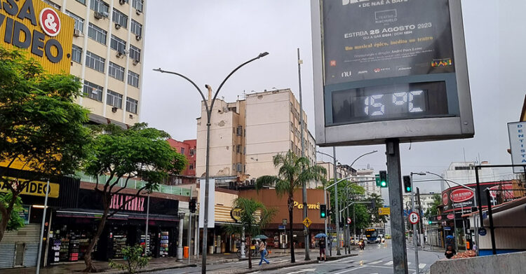 Termomêtro de rua mostrando a temperatura de 15 graus, na rua Dias da Cruz, no bairro do Méier, Zona Norte do Rio de Janeiro