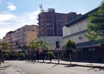 Rua Dias da Cruz no Méier, em um dia de sol