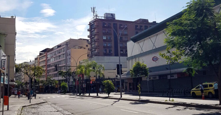 Rua Dias da Cruz no Méier, em um dia de sol