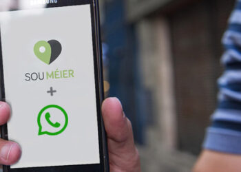 celular com o logo do WhatsApp e do Sou Méier na tela