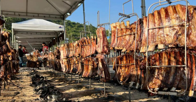 Costela assando no Blend BBQ Festival que acontecerá no Shopping Nova América