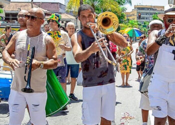 Bloco Saudade da Rainha desfilando na Rua Dias da Cruz, no Méier