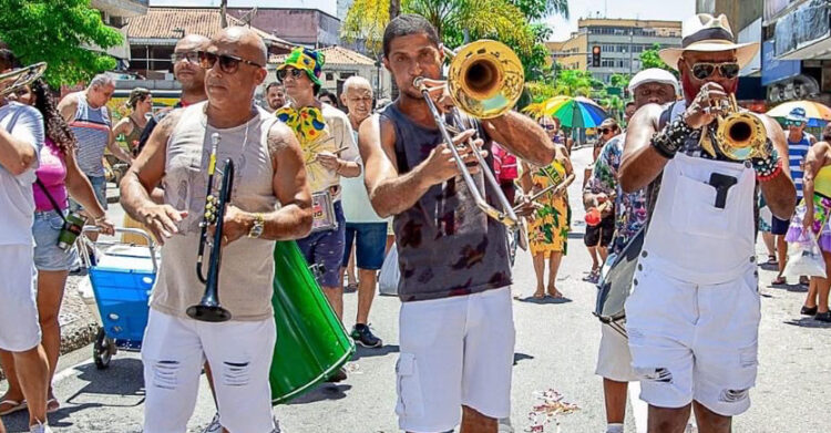 Bloco Saudade da Rainha desfilando na Rua Dias da Cruz, no Méier