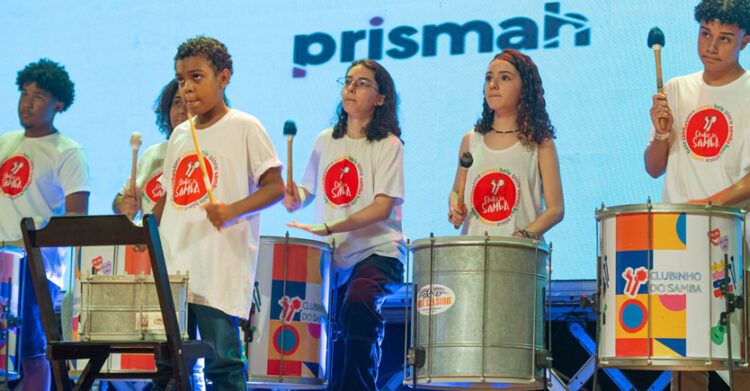 Clubinho do Samba com crianças tocando percussão