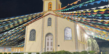 paróquia Santo Antonio no Cachambi decorada com bandeirinhas
