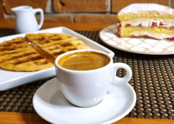 Mesa com café, Torta e Waffle da cafeteria Café com Bolo no Méier