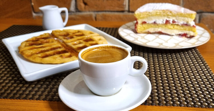 Mesa com café, Torta e Waffle da cafeteria Café com Bolo no Méier