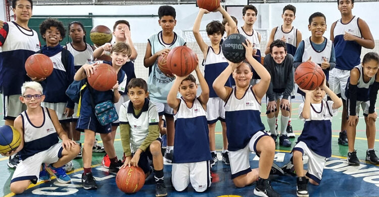 Alunos do colégio Santa Mônica no Cachambi com bolas de basquete