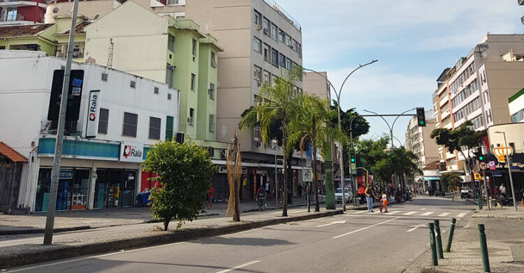 Rua Dias da Cruz fechada para lazer