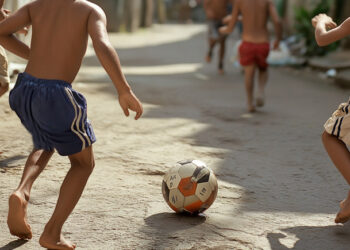 Meninos jogando bola na rua