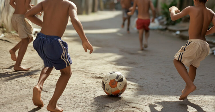 Meninos jogando bola na rua