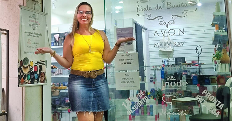 Loja Linda de Bonita no Méier, com a proprietária na porta