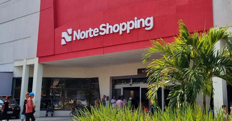 Fachada NorteShopping com jardim na frente