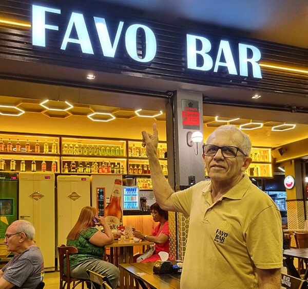 Garçom Preguiça no Favo Bar