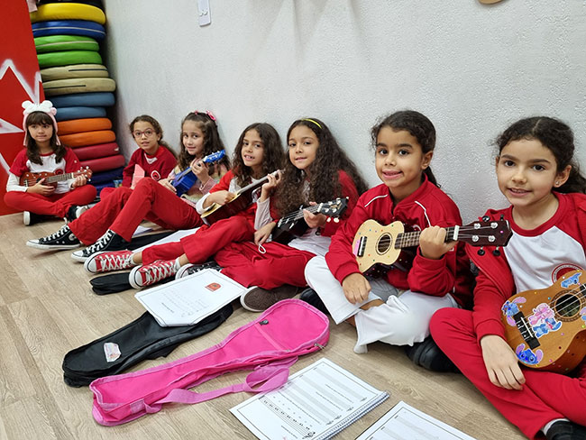 Alunos na aula de música da Maple Bear