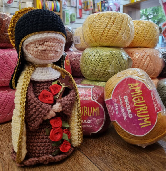 Santa Teresinha de Amigurumi