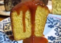 Fatia de nolo com calda de goiaba