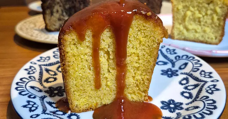 Fatia de nolo com calda de goiaba