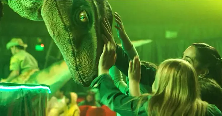 Circo dos Dinossauros com interação de duas mulheres