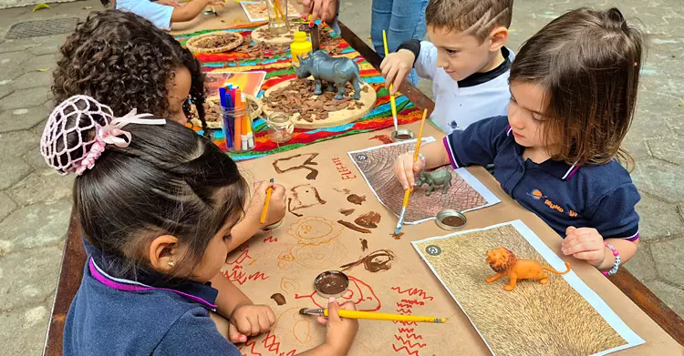 Crianças pintando no quintal do colégio Mundo Up no Méier