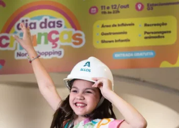 Criança em frente ao banner de Dia das Crianças do NorteShopping