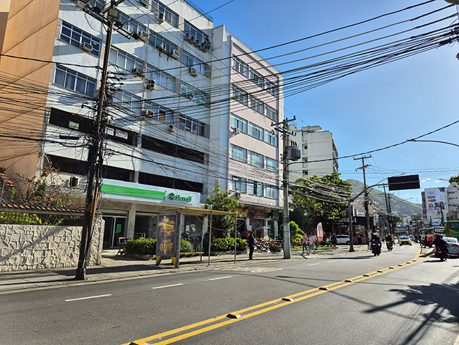 Rua Duas da Cruz com fios no Méier