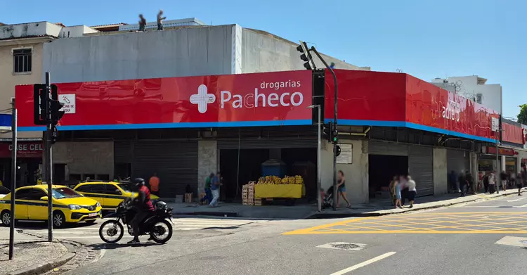 Nova drogaria Pacheco no Méier, no ponto onde era a padaria Imperato