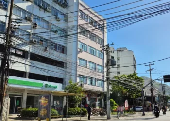 Rua do Méier com muitos fios de luz