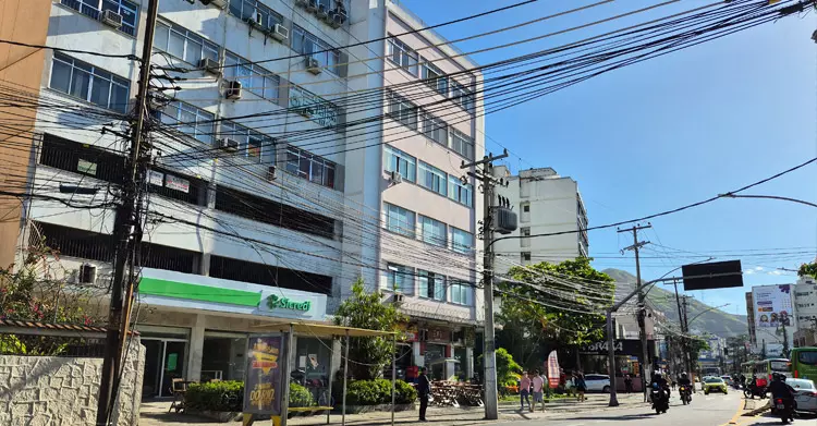 Rua do Méier com muitos fios de luz