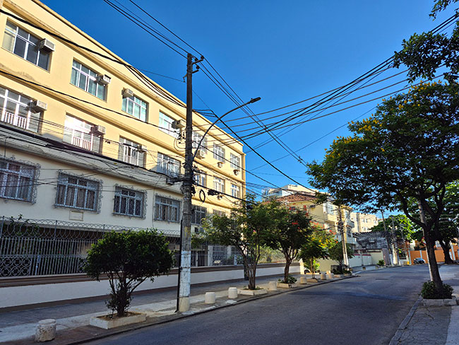 Rua Aquidabã com fios no Méier