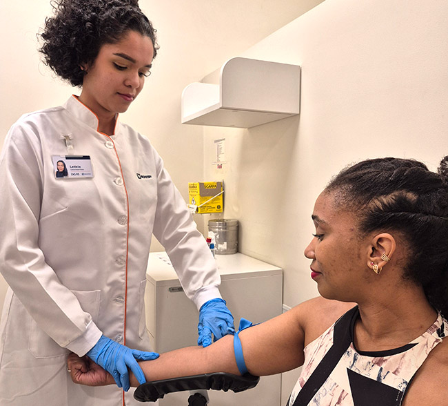 Pessoa realizando exame no Bronstein Méier