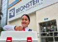 Unidasde bronstein no Méier com enfermeira em destaque segurando uma maleta