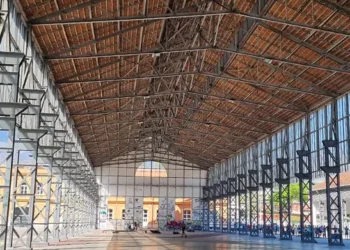 PArte interna do galpão do Engenhão no bairro do Engenho de Dentro, na Zona Norte do Rio de Janeiro