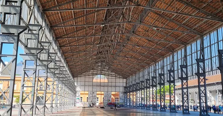 PArte interna do galpão do Engenhão no bairro do Engenho de Dentro, na Zona Norte do Rio de Janeiro